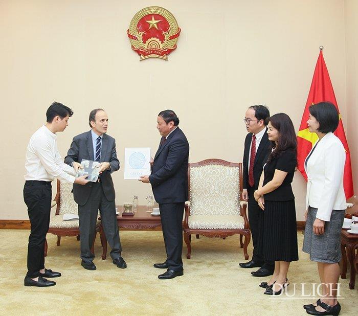 Bộ trưởng Nguyễn Văn Hùng và Đại sứ Hy Lạp Georgios Stilianopoulos trao quà lưu niệm